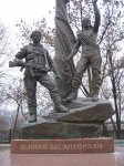 Александр Разумов вместе с ялтинцами почтил память десантников 6-й роты Псковской дивизии ВДВ