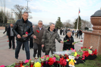 В Севастополе и Керчи зажгли свечи в память о жертвах теракта в Донецке